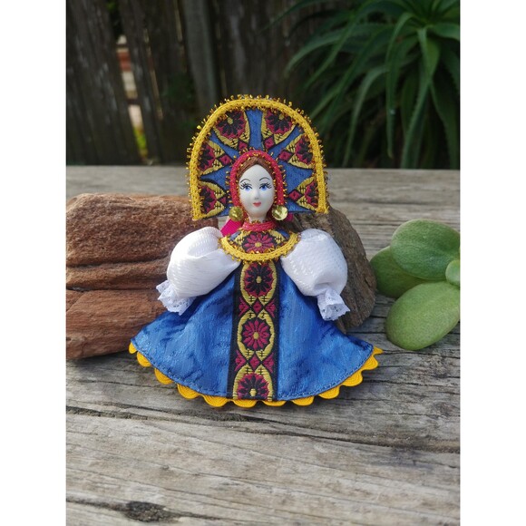 Vintage Traditional Russian Folk Costume Doll Ornament - Picture 1 of 10